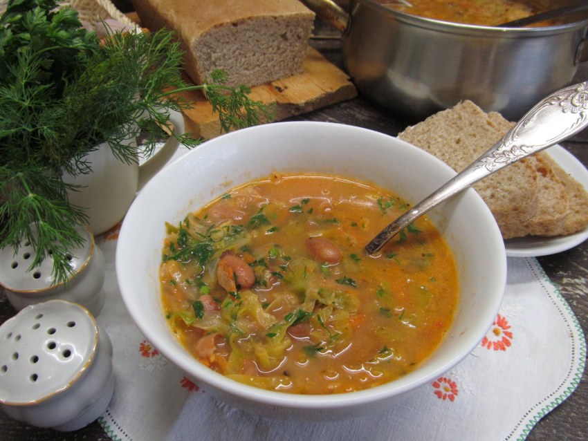 Борщ с фасолью и грибами