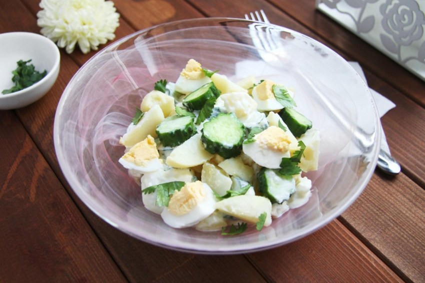 Салат с огурцом и яйцом