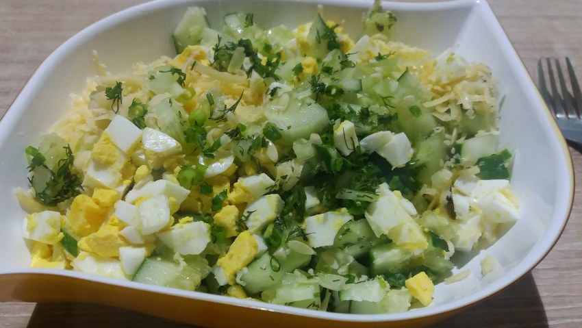 Салат с редисом и огурцом и яйцом