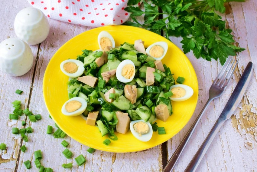 Салат с кукурузой и яйцом