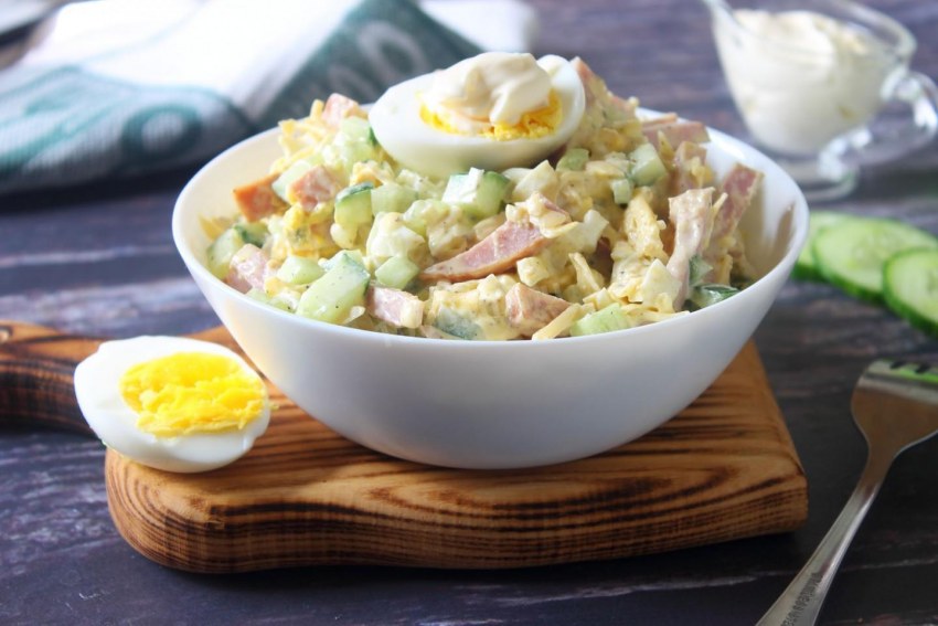 Салат с кальмарами и яйцом и огурцом