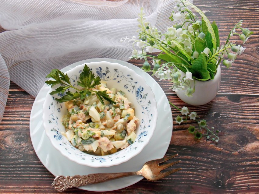 Салат с маринованными огурцами