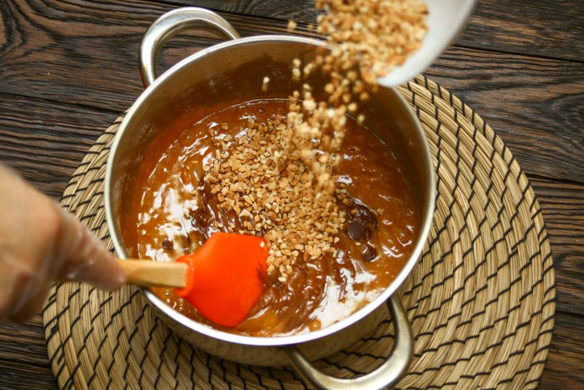 Десерт из кукурузных палочек и ириса