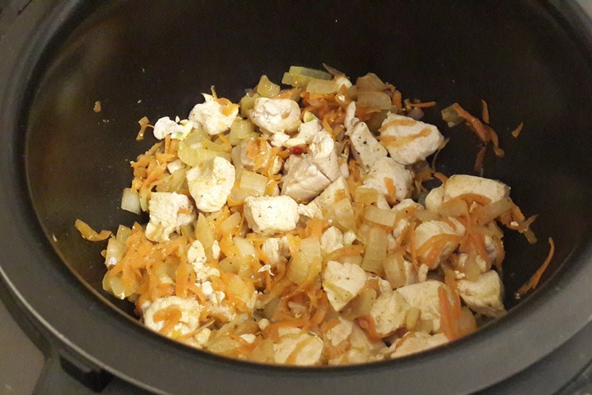 Тушеная Курочка в мультиварке с луком и морковью