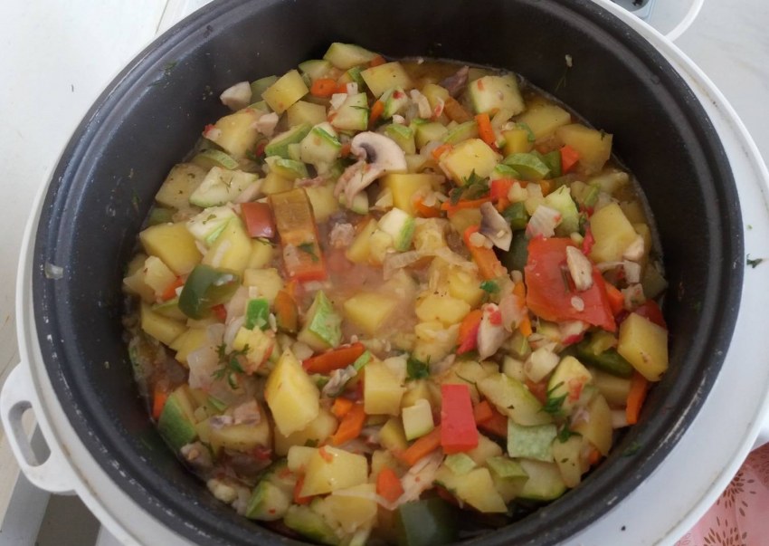 Рагу из кабачков с овощами в мультиварке