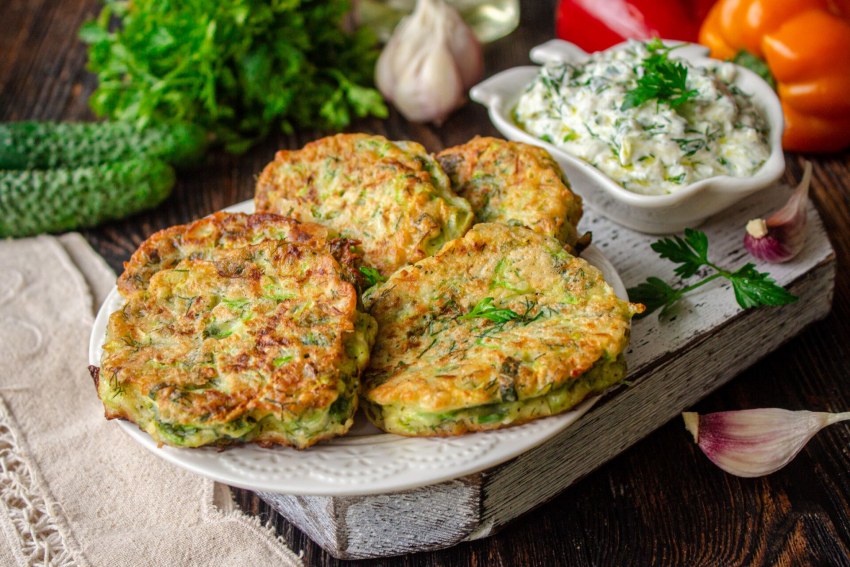 Цыганка готовит котлеты с кабачком.