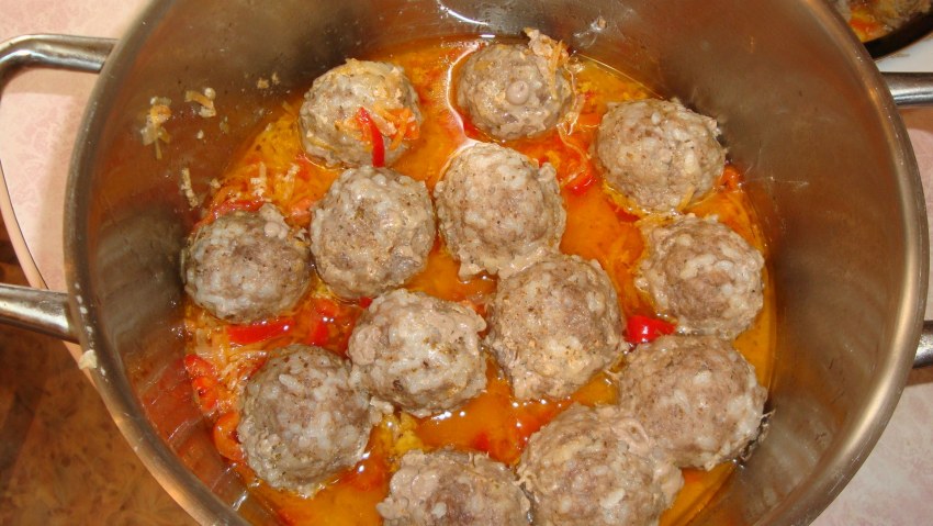 Ёжики из фарша с рисом в сметанном соусе в кастрюле