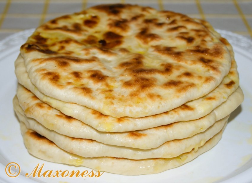 Армянская лепешка с зеленью и сыром