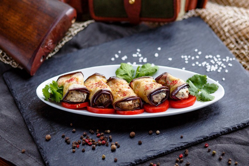Баклажановые рулетики с кунжутом