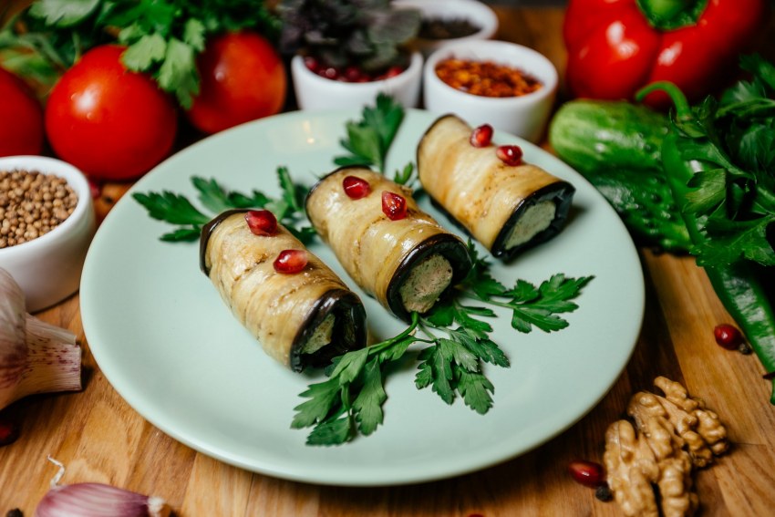 Запеченные баклажаны со сметаной и сыром