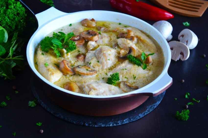Фрикасе из курицы с грибами в сливочном соусе