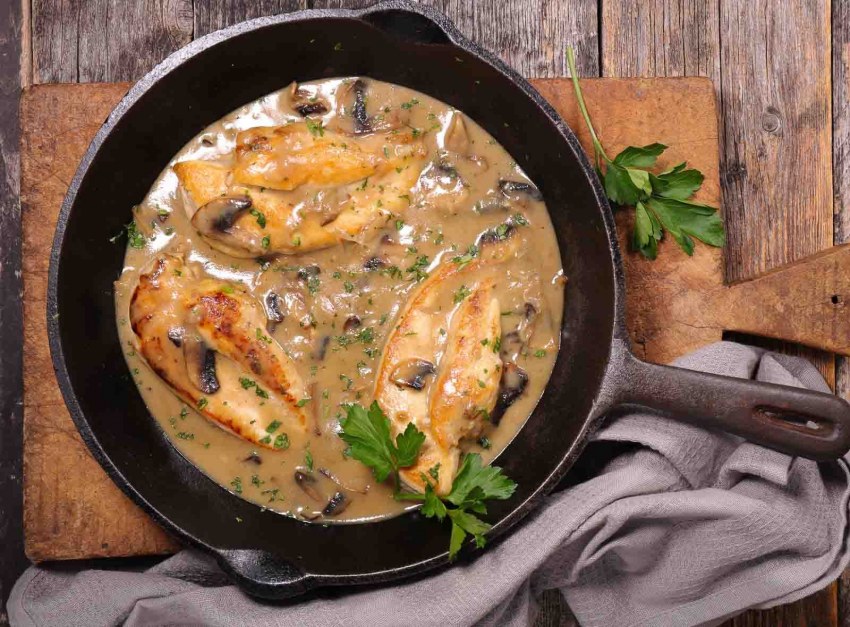 Мясо с грибами в сметанном соусе