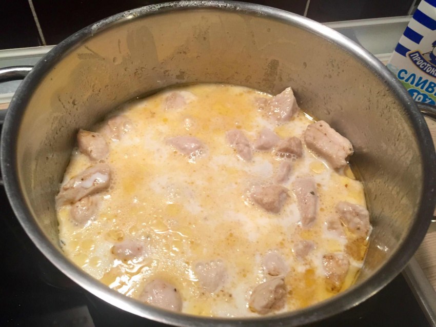 Курица тушеная в сливочном соусе
