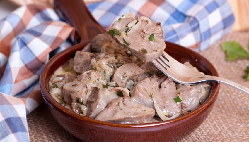 Куриные сердечки в сметане на сковороде с макаронами