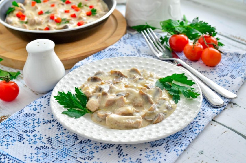 Курица в сырном соусе на сковороде
