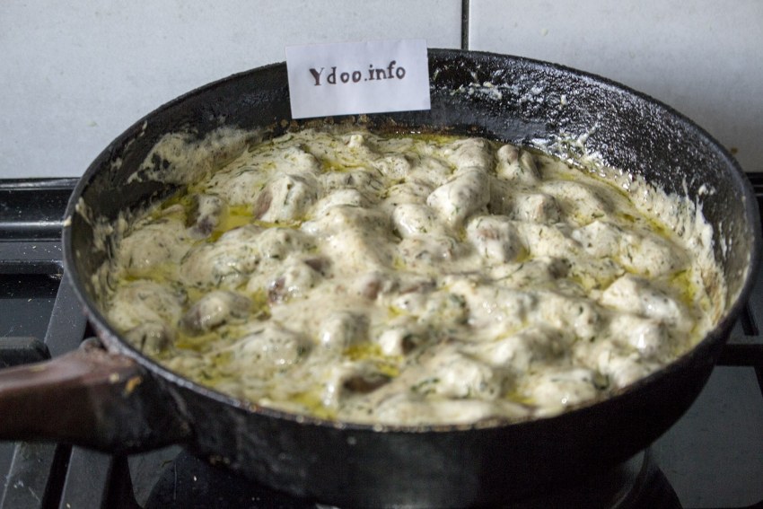 Куриная грудка в сметанном соусе