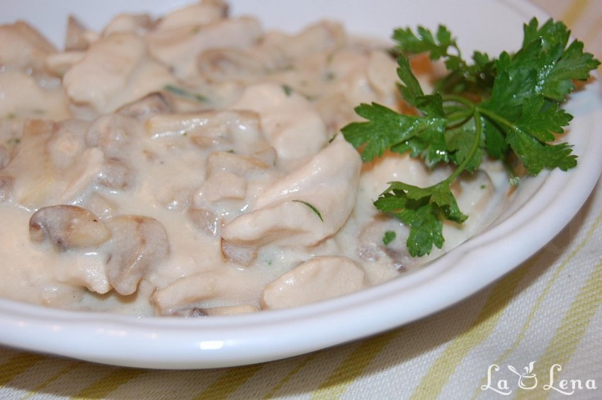 Макароны с грибным соусом из сметаны