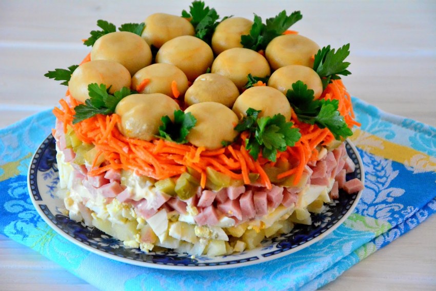 Слоёный салат с грибаии