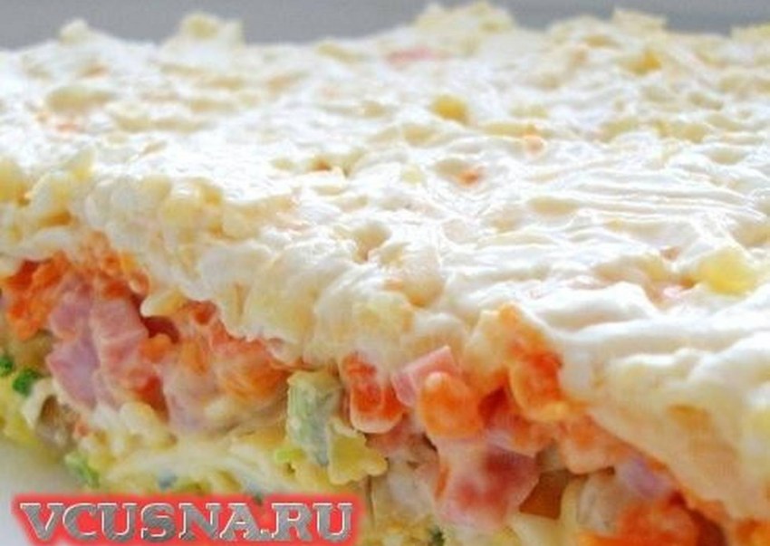 Салат нежный с курицей и сыром слоями