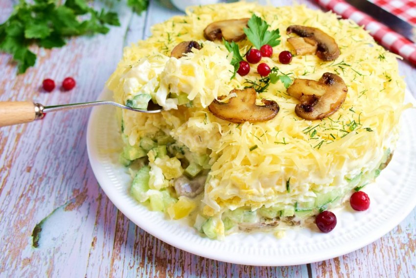 Салат с курицей и грибами