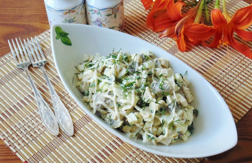 Салат с курицей и грибами