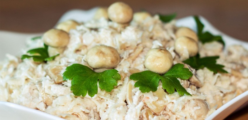 Салат с курицей, сыром, грибами и помидорами