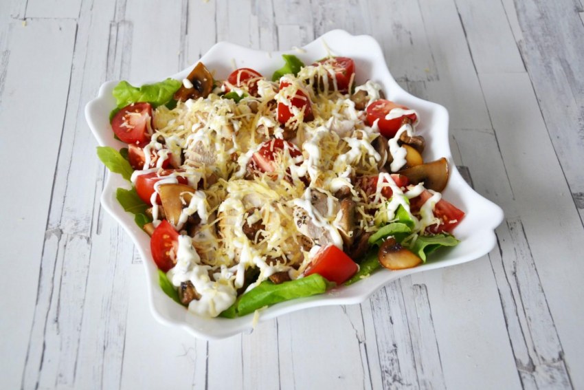 Салат с ананасом и курицей и шампиньонами