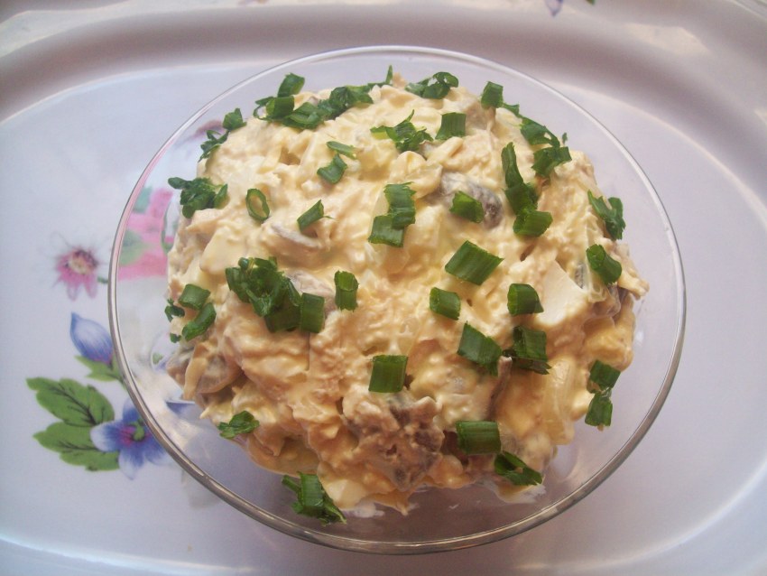 Салат куриный с грибами
