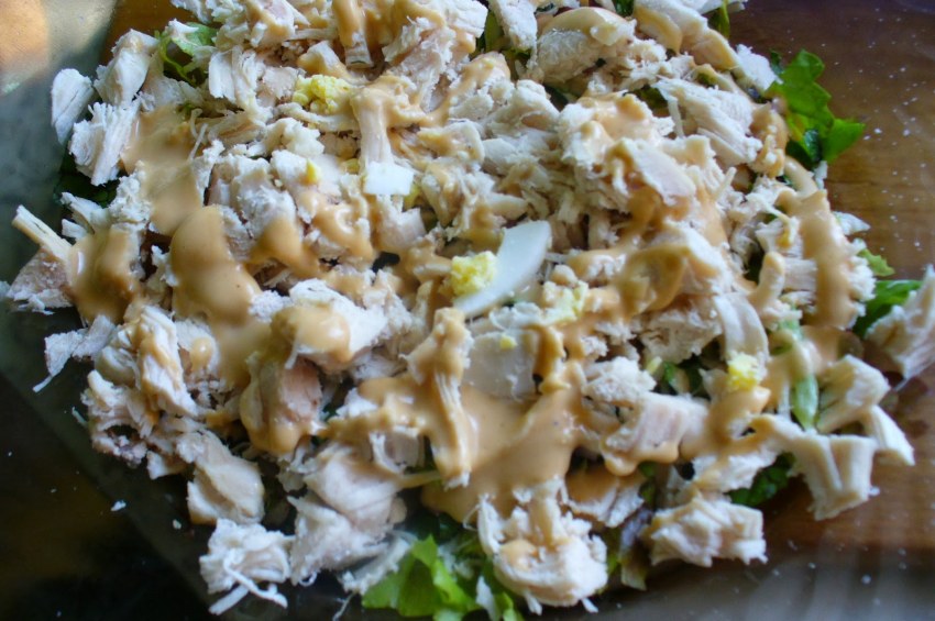 Салат с черносливом и грецким орехом и курицей и грибами