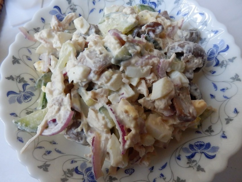 Салат с черносливом и курицей и грибами