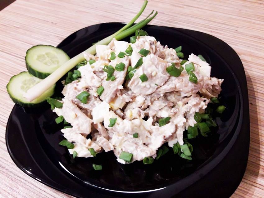 Салат с куриным филе, сыром и орехами