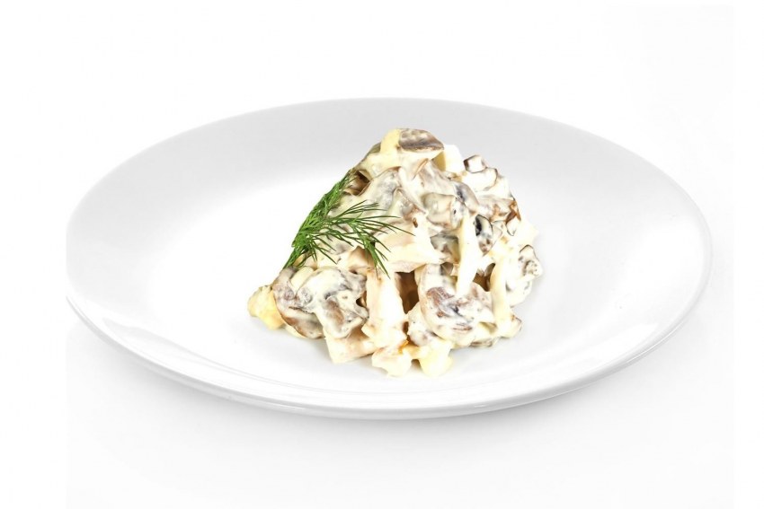 Салат с курицей и грибами слоями