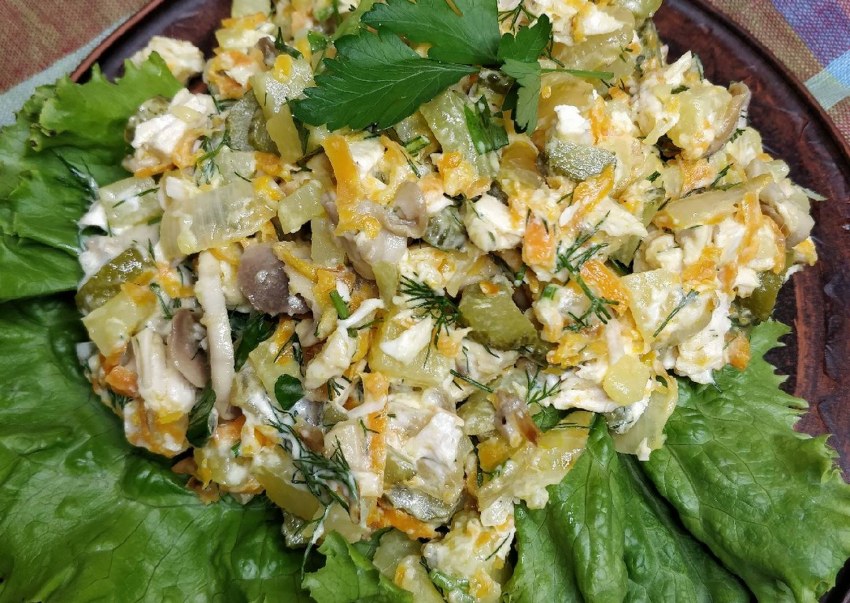 Салат куриный с грибами