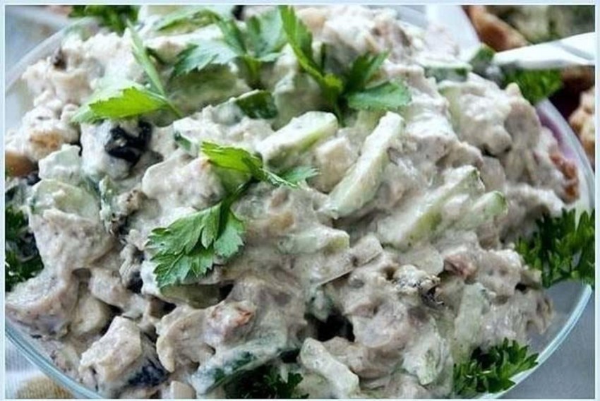 Вкусный салат с куриной грудкой и шампиньонами