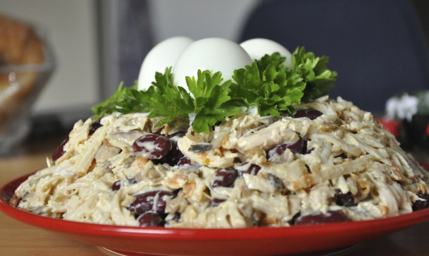 Слоеный салат с курицей и грибами