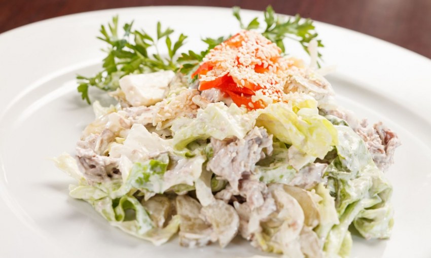 Салат с копчёной курицей и грибами