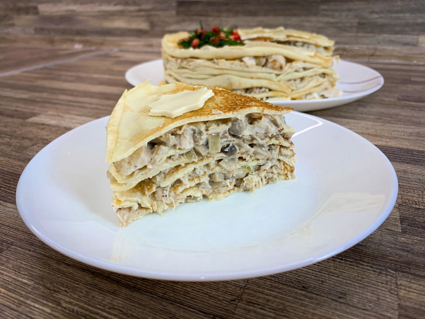 Пирог с фаршем луком и грибами из слоеного дрожжевого теста улиткой