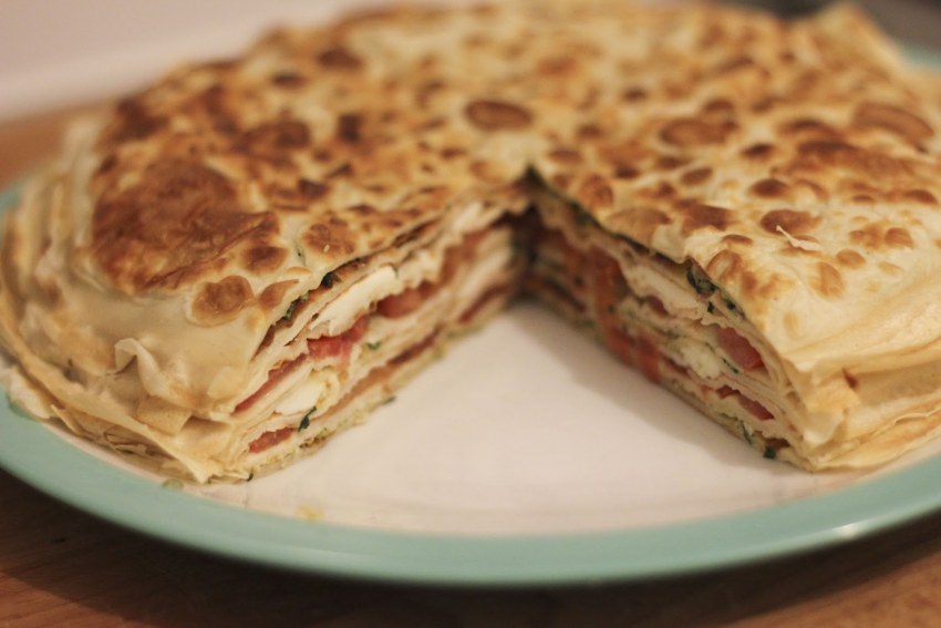 Блинный пирог с курицей и грибами