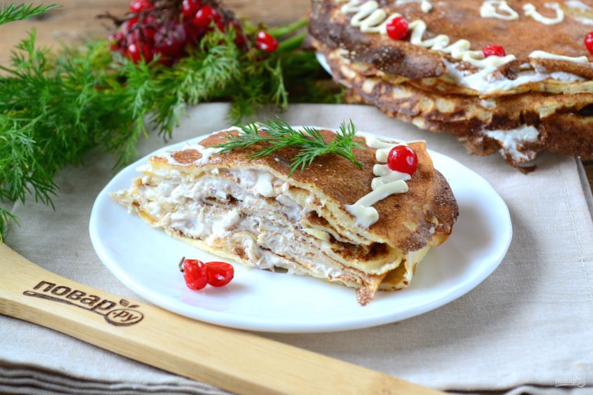 Блинный пирог с курицей и грибами и сыром