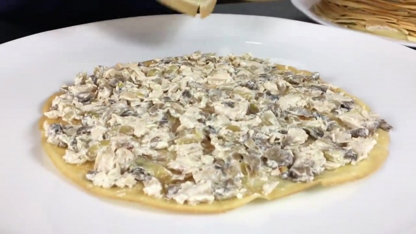 Торт из блинов с курицей и грибами