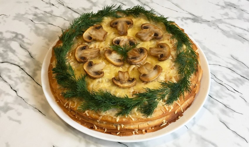 Блинный пирог с курицей и грибами
