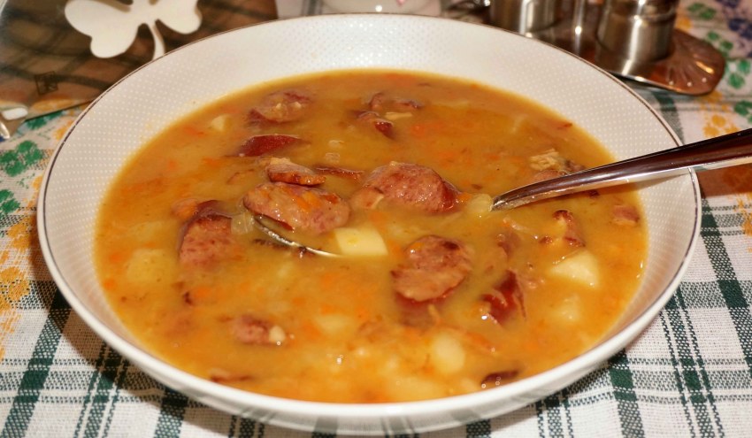 Суп с охотничьими колбасками и сыром