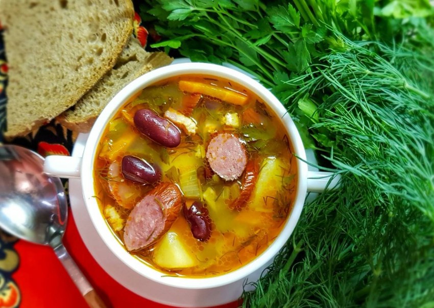 Фасолевый суп с охотничьими колбасками