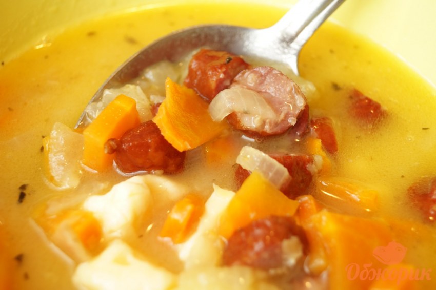 Гороховый суп с охотничьими колбасками сыром