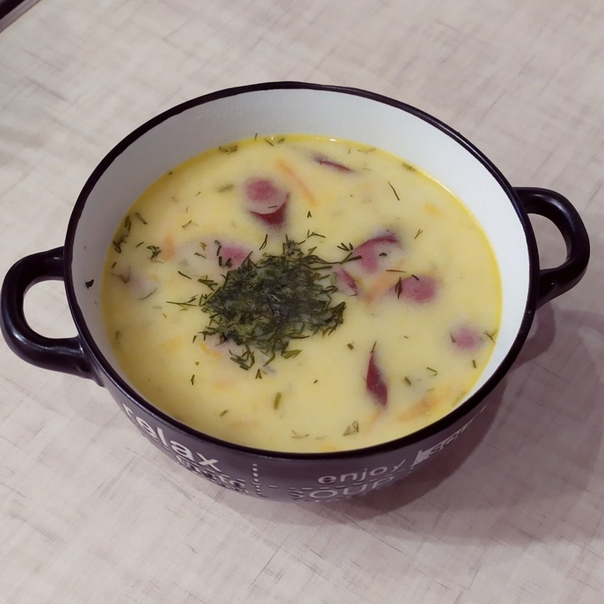Суп с охотничьими колбасками и сыром