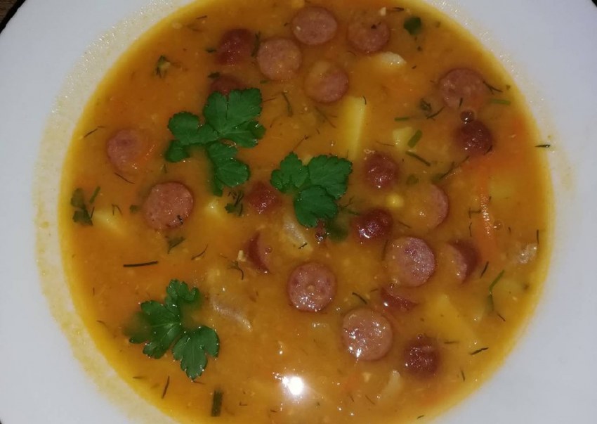 Гороховый суп с копчеными колбасками