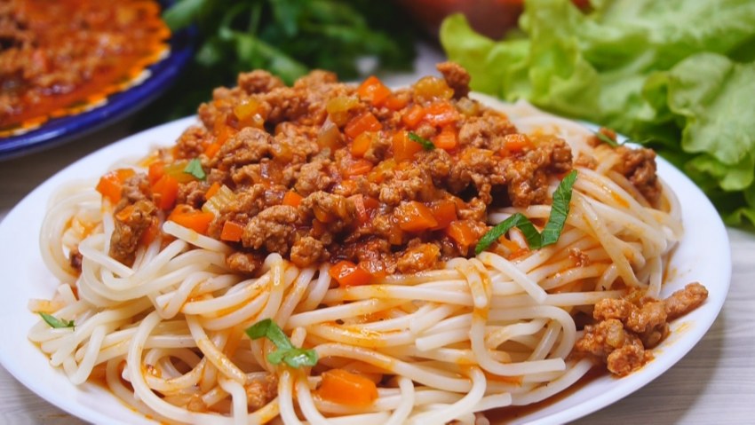 Макароны с котлетой