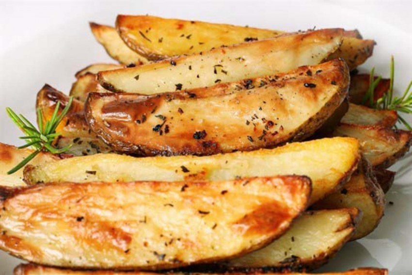 Печеный картофель с розмарином