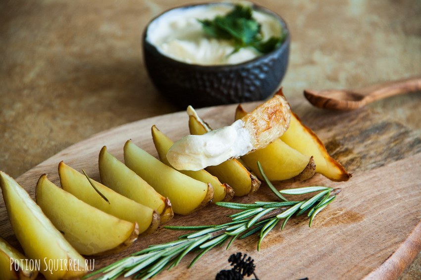 Картофельные дольки с чесноком