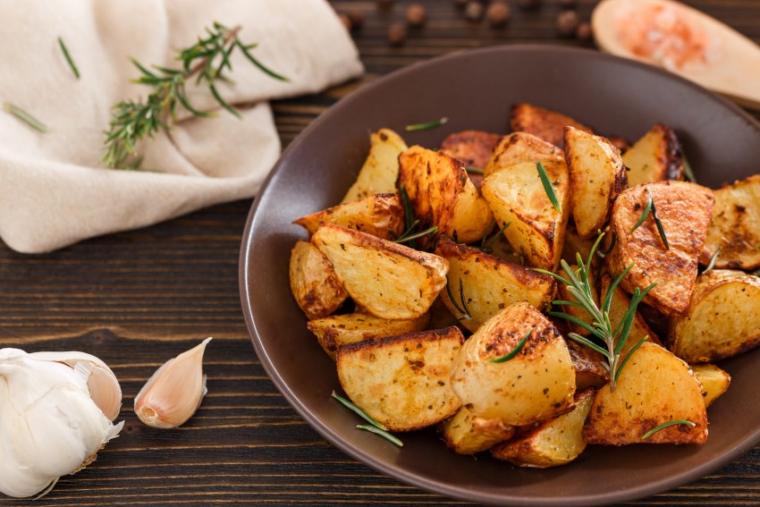 Запеченный картофель в духовке с розмарином